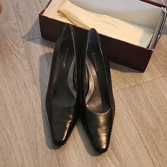 Black Naturalizer Closed Toe Heels - Picture 1 of 4